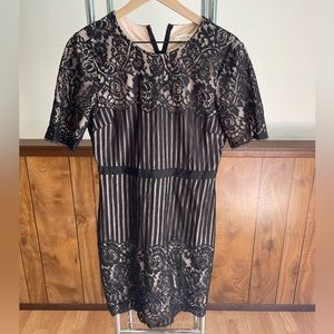 Black dress size large. Very fun pattern.